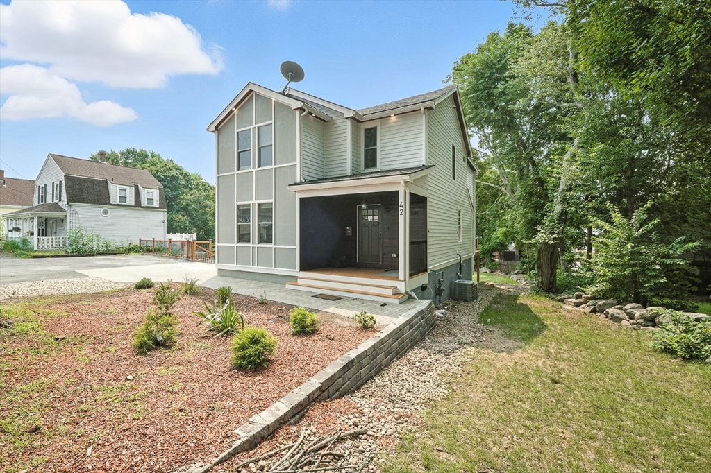 42 Oak St East