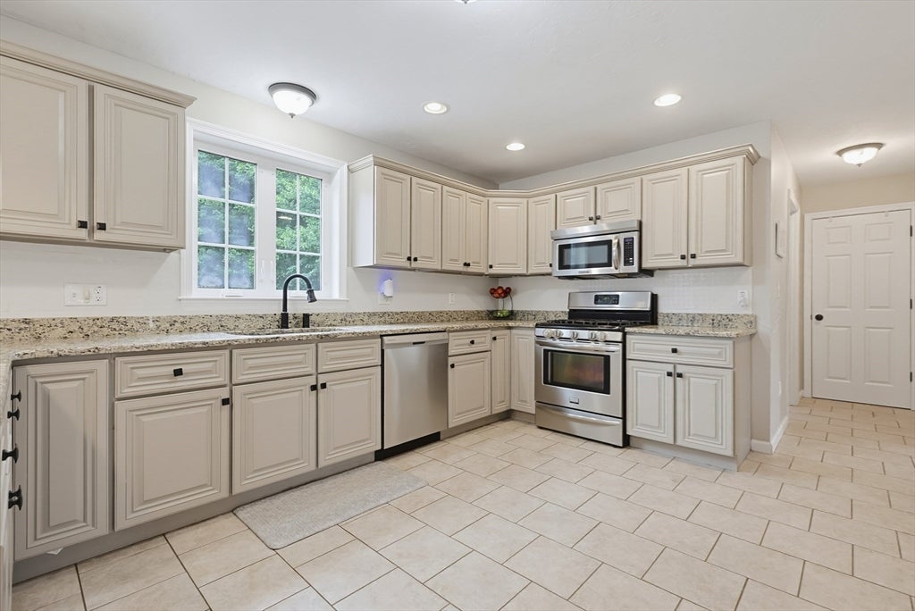 28 Roland Way, Milford, MA, 28 Roland Way, Milford, MA Photo #4