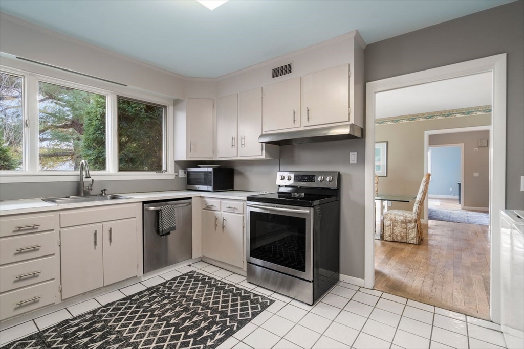 95 Zenith Dr