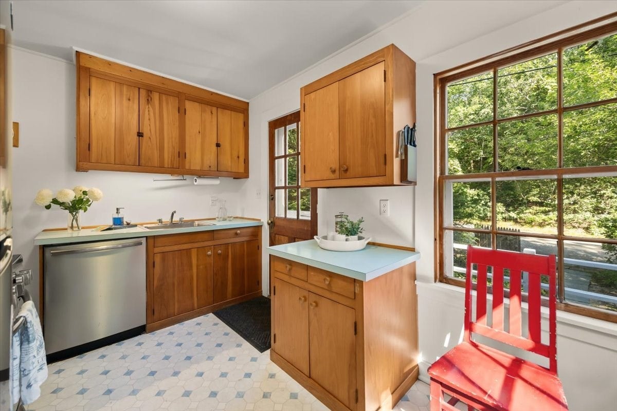 89 F R Lillie RD, Falmouth, MA, 89 F R Lillie RD, Falmouth, MA Photo #5