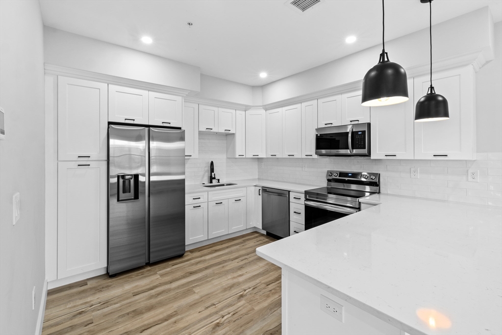 889-895 Grinnell St. 3