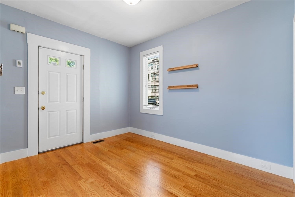 18 Willow Ave, Salem, MA Photo #5