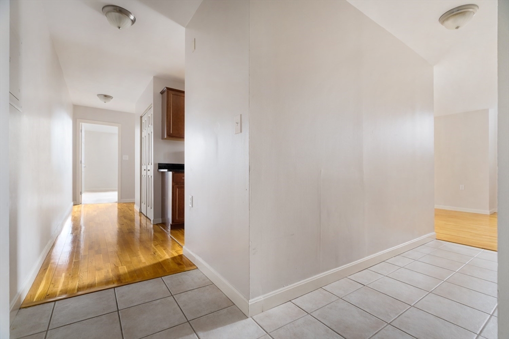 Malden, Massachusetts 02148, United States, 2 Bedrooms Bedrooms, ,2 BathroomsBathrooms,Residential,Contingent,89069