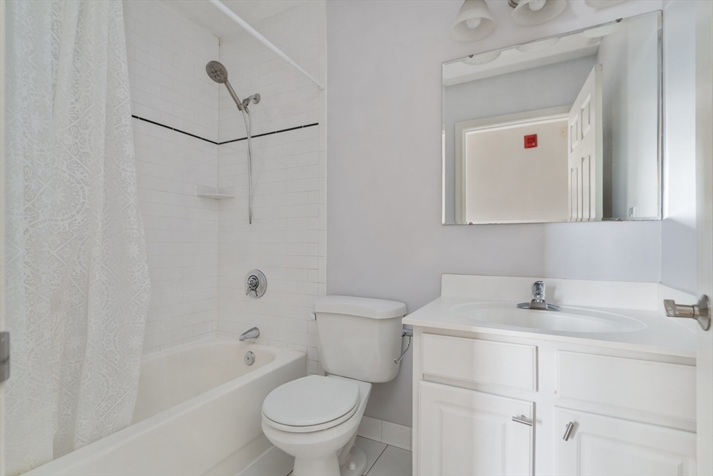 Malden, Massachusetts 02148, United States, 2 Bedrooms Bedrooms, ,2 BathroomsBathrooms,Residential,Contingent,89069