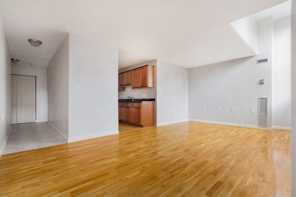 Malden, Massachusetts 02148, United States, 2 Bedrooms Bedrooms, ,2 BathroomsBathrooms,Residential,Contingent,89069