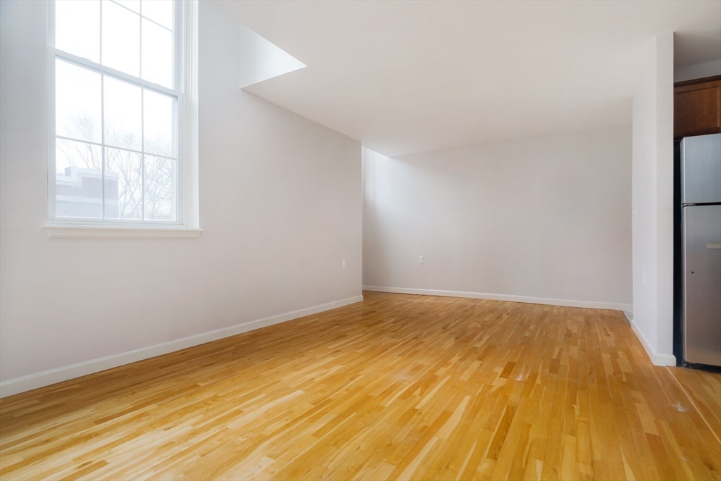 Malden, Massachusetts 02148, United States, 2 Bedrooms Bedrooms, ,2 BathroomsBathrooms,Residential,Contingent,89069