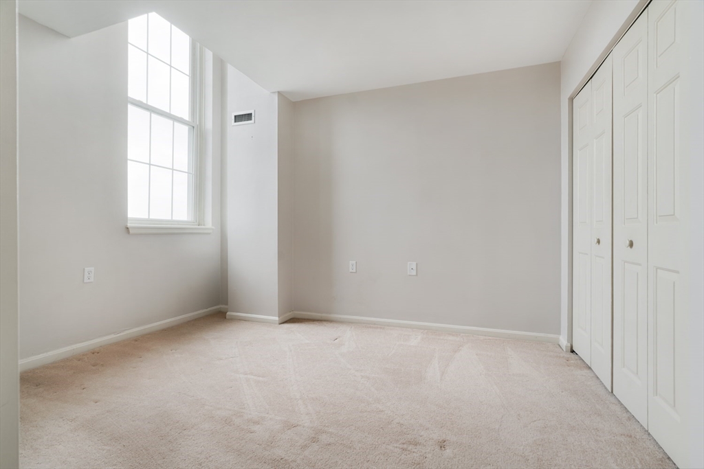 Malden, Massachusetts 02148, United States, 2 Bedrooms Bedrooms, ,2 BathroomsBathrooms,Residential,Contingent,89069