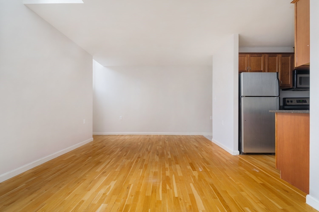 Malden, Massachusetts 02148, United States, 2 Bedrooms Bedrooms, ,2 BathroomsBathrooms,Residential,Contingent,89069