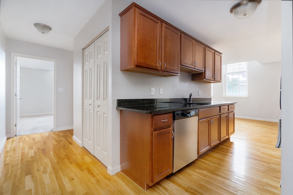 Malden, Massachusetts 02148, United States, 2 Bedrooms Bedrooms, ,2 BathroomsBathrooms,Residential,Contingent,89069