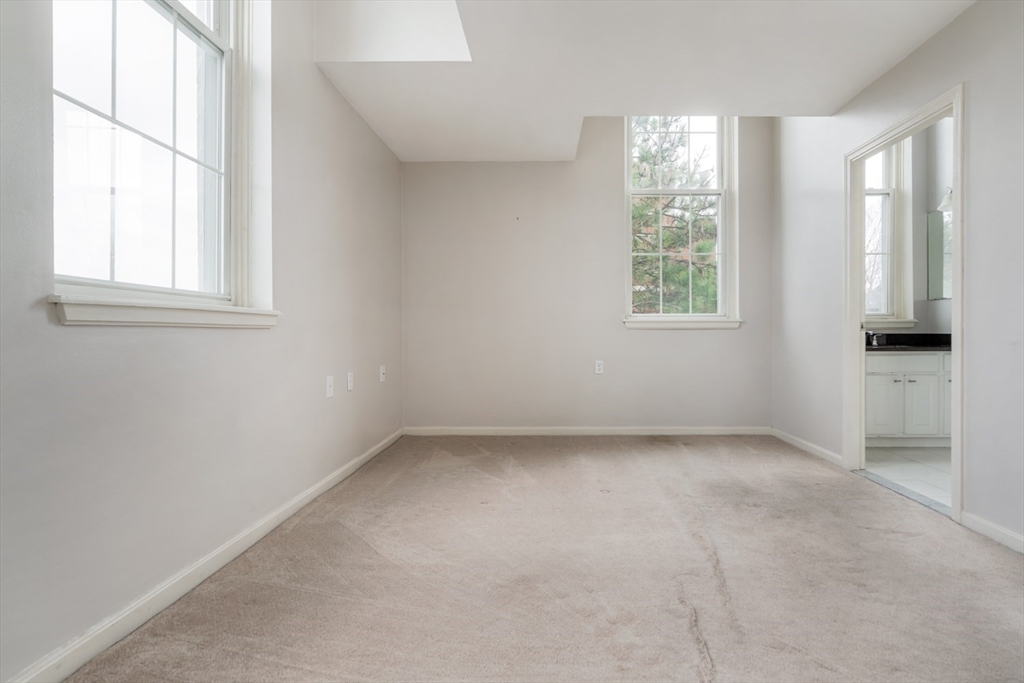 Malden, Massachusetts 02148, United States, 2 Bedrooms Bedrooms, ,2 BathroomsBathrooms,Residential,Contingent,89069