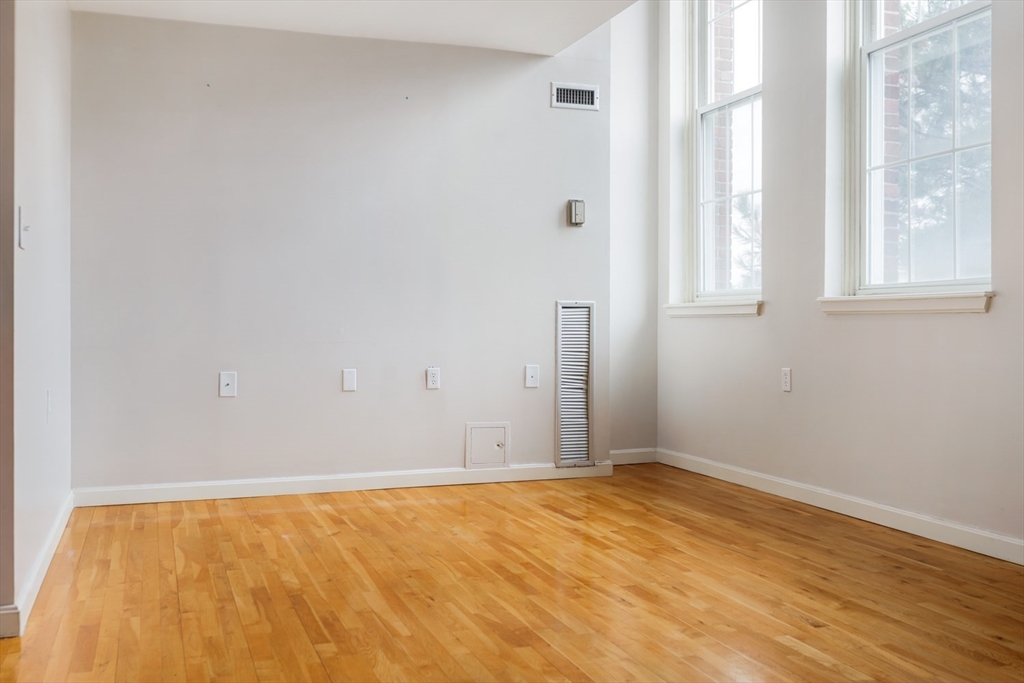 Malden, Massachusetts 02148, United States, 2 Bedrooms Bedrooms, ,2 BathroomsBathrooms,Residential,Contingent,89069