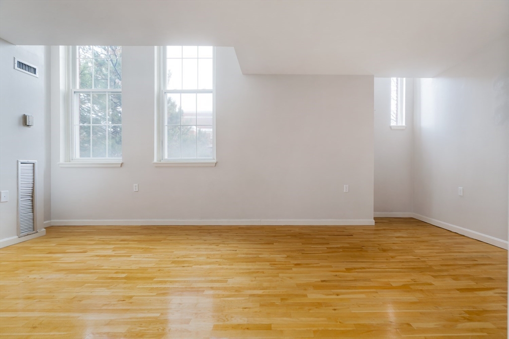 Malden, Massachusetts 02148, United States, 2 Bedrooms Bedrooms, ,2 BathroomsBathrooms,Residential,Contingent,89069