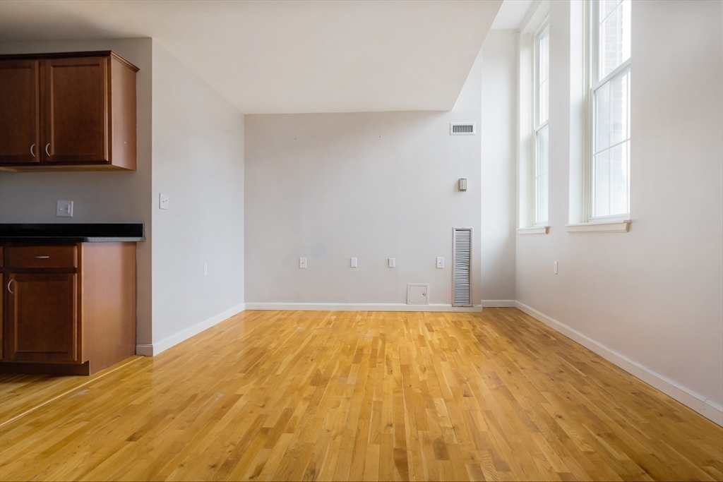 Malden, Massachusetts 02148, United States, 2 Bedrooms Bedrooms, ,2 BathroomsBathrooms,Residential,Contingent,89069