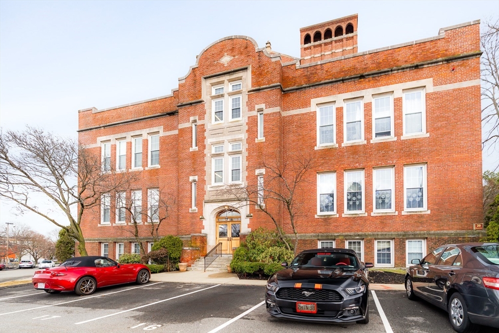 Malden, Massachusetts 02148, United States, 2 Bedrooms Bedrooms, ,2 BathroomsBathrooms,Residential,Contingent,89069