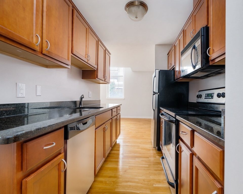 Malden, Massachusetts 02148, United States, 2 Bedrooms Bedrooms, ,2 BathroomsBathrooms,Residential,Contingent,89069