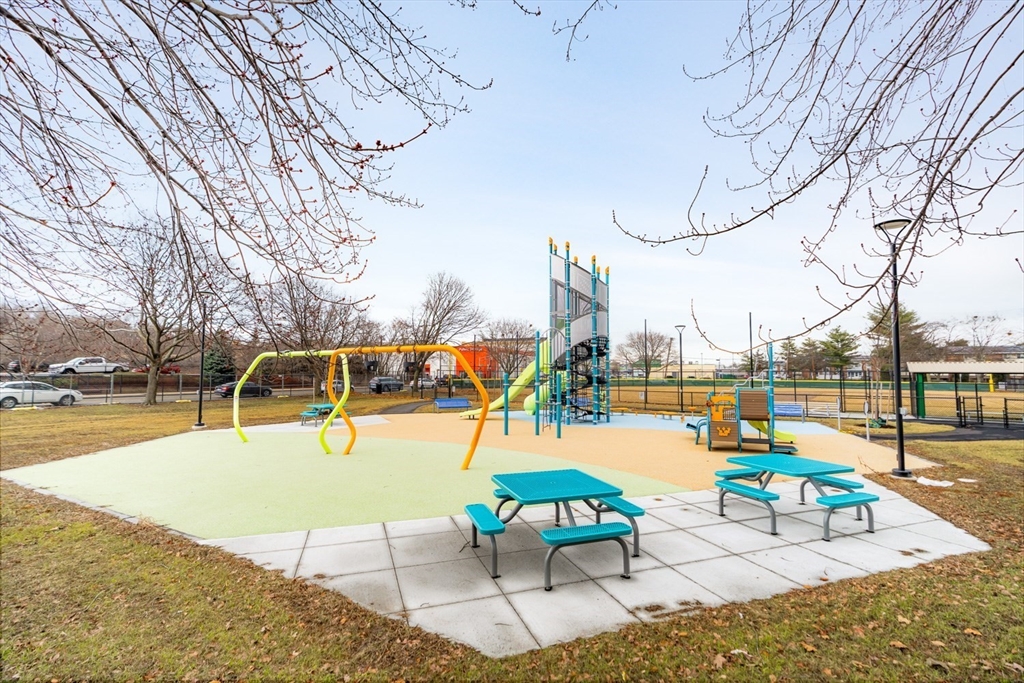 Malden, Massachusetts 02148, United States, 2 Bedrooms Bedrooms, ,2 BathroomsBathrooms,Residential,Contingent,89069