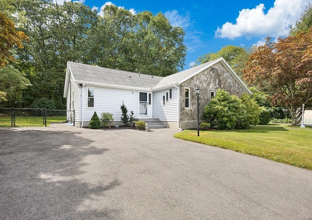 Photo of 31 Acorn Dr, Randolph, MA
