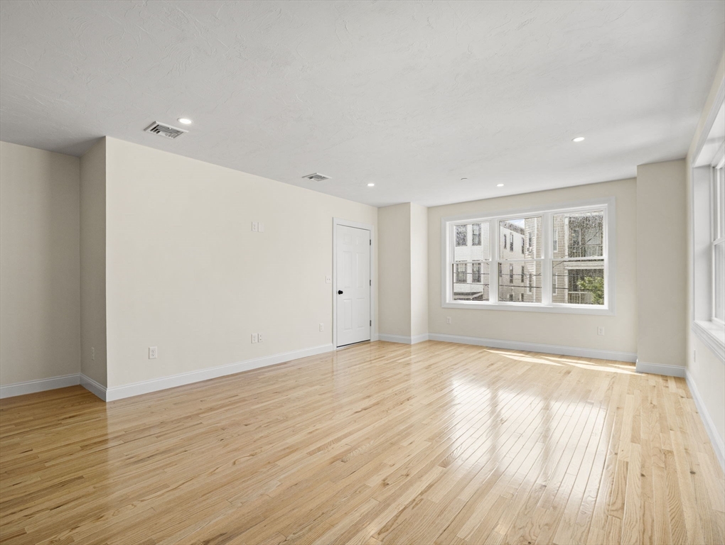 Revere, Massachusetts 02151, United States, 3 Bedrooms Bedrooms, ,2 BathroomsBathrooms,Residential,Active,181417