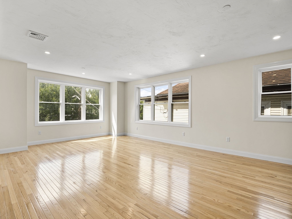 Revere, Massachusetts 02151, United States, 3 Bedrooms Bedrooms, ,2 BathroomsBathrooms,Residential,Active,181417