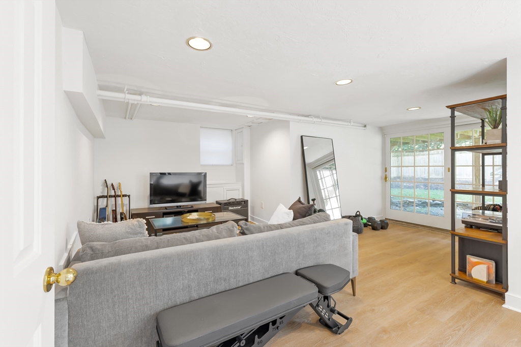 Wellesley, Massachusetts 02481, United States, 2 Bedrooms Bedrooms, ,2 BathroomsBathrooms,Residential,Active,228355