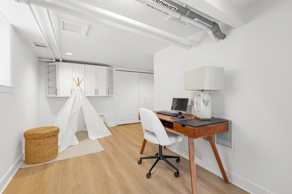 Wellesley, Massachusetts 02481, United States, 2 Bedrooms Bedrooms, ,2 BathroomsBathrooms,Residential,Active,228355