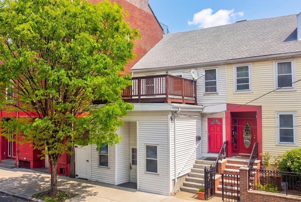 Photo of 117 Winnisimmet St, Chelsea, MA