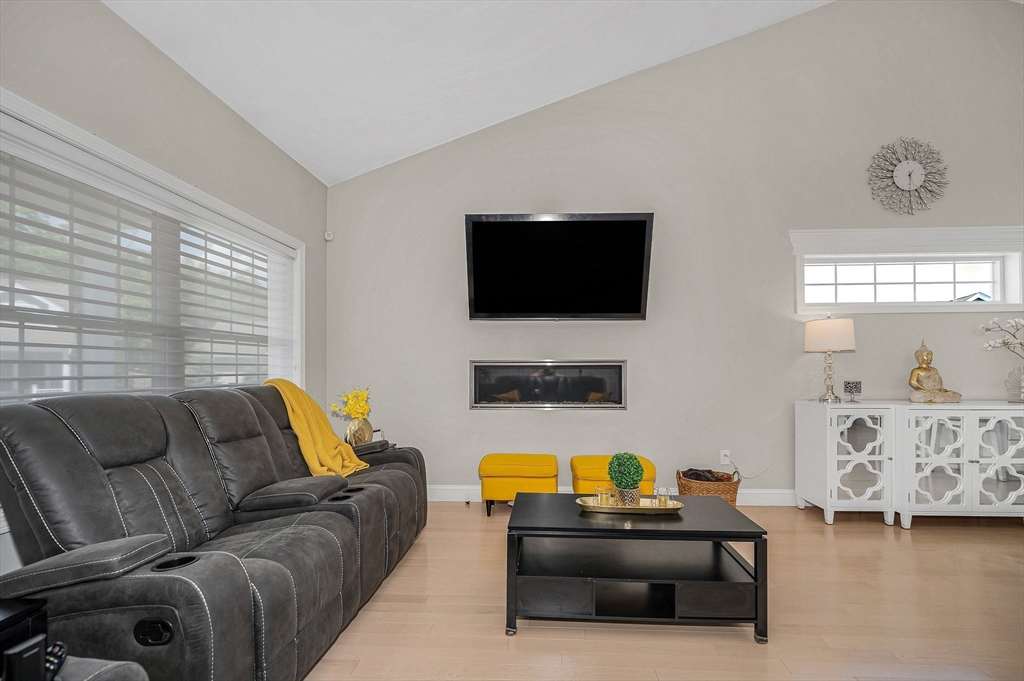 12 Dunstable Cir 12