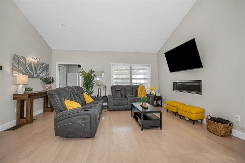 12 Dunstable Cir 12