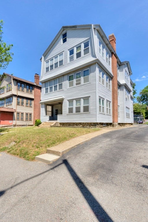 Click for 377 Chandler St #1, Worcester, MA slideshow