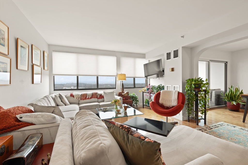 250 Hammond Pond Pkwy 1503N