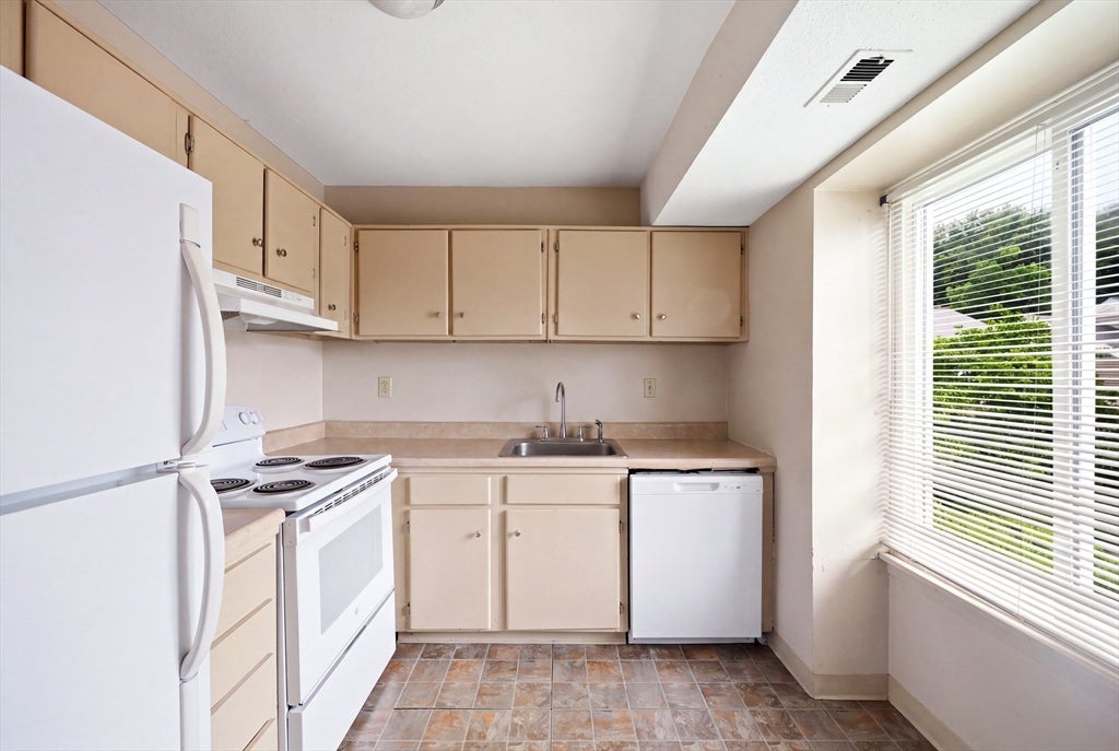 161 Nassau Dr #161, Springfield, MA Photo #11