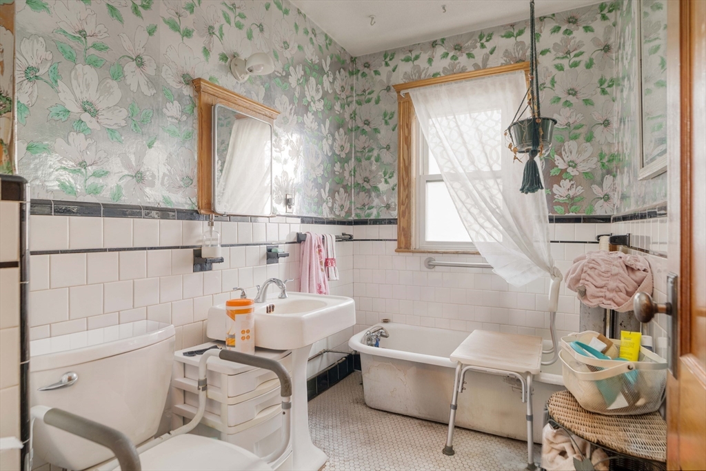 Somerville, Massachusetts 02145, United States, 6 Bedrooms Bedrooms, ,2 BathroomsBathrooms,Residential,Active,128807