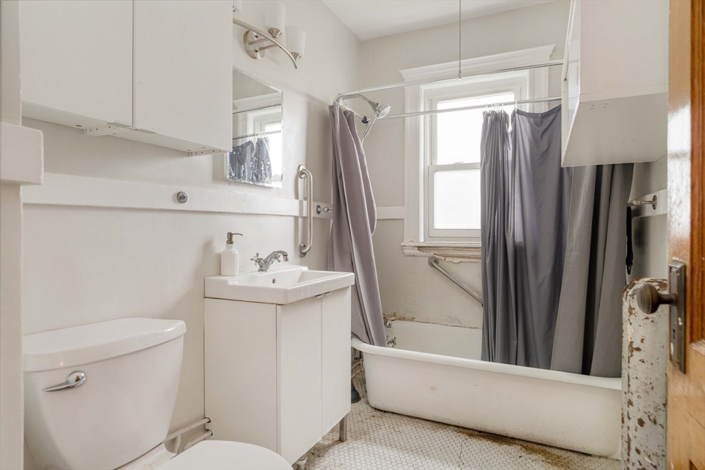 Somerville, Massachusetts 02145, United States, 6 Bedrooms Bedrooms, ,2 BathroomsBathrooms,Residential,Active,128807