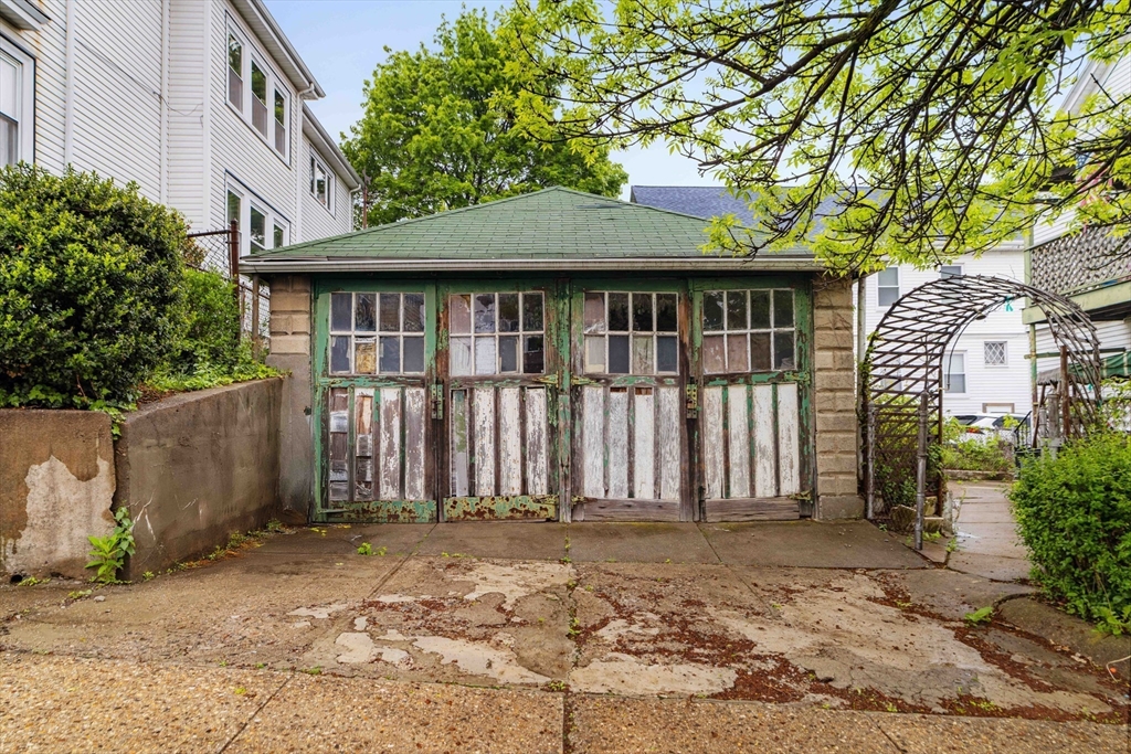 Somerville, Massachusetts 02145, United States, 6 Bedrooms Bedrooms, ,2 BathroomsBathrooms,Residential,Active,128807