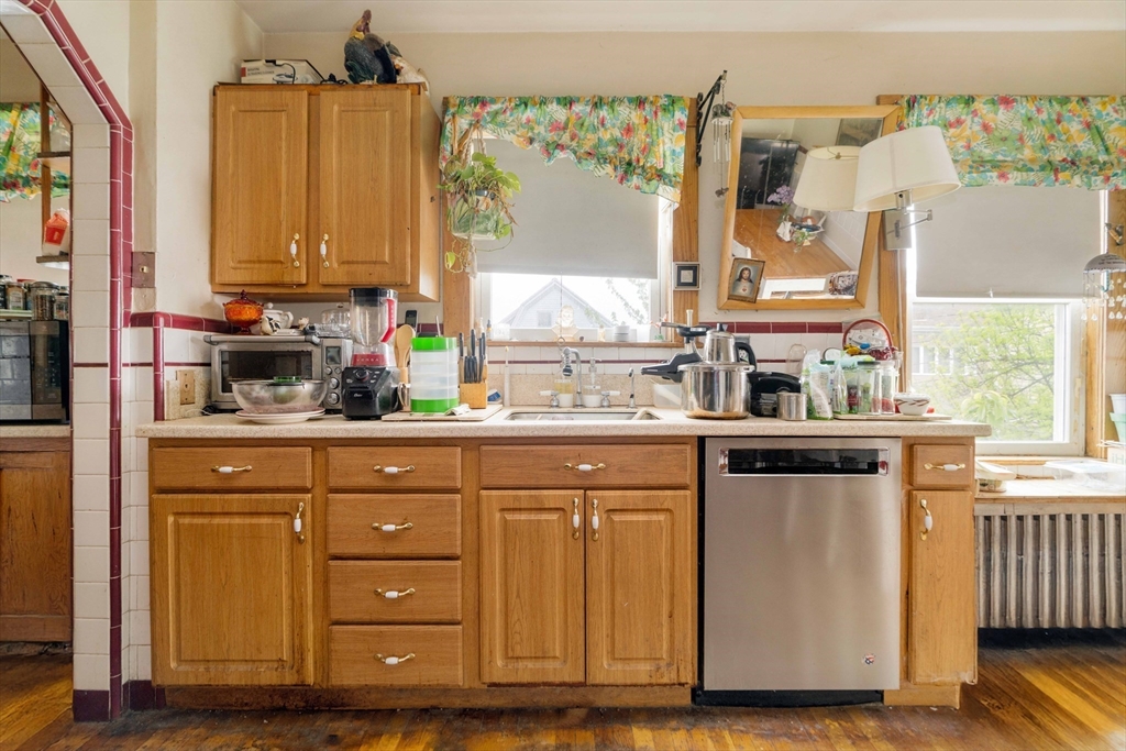 Somerville, Massachusetts 02145, United States, 6 Bedrooms Bedrooms, ,2 BathroomsBathrooms,Residential,Active,128807