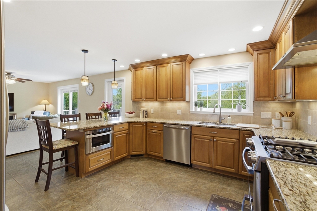18 Oakridge DR, Saugus, MA Photo #11