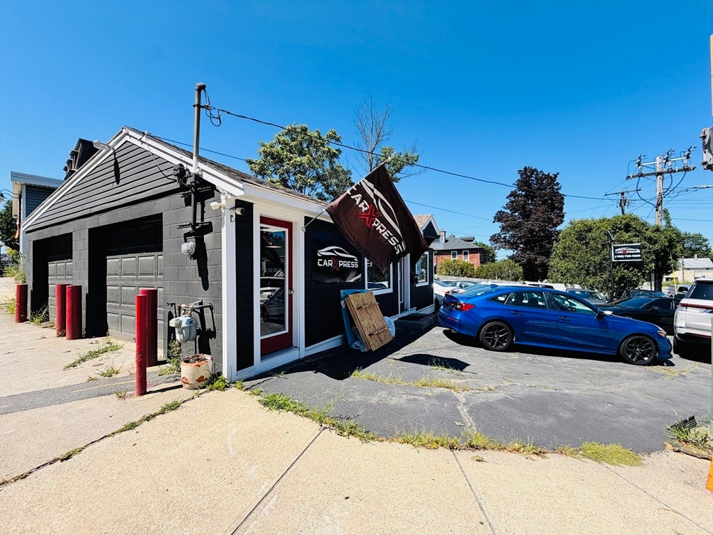 640 Main St