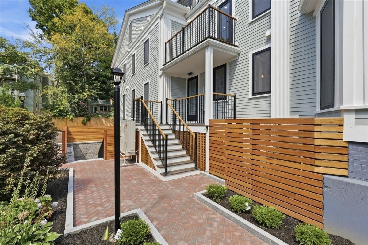 305 Chestnut Ave #5, Boston, MA Photo #2