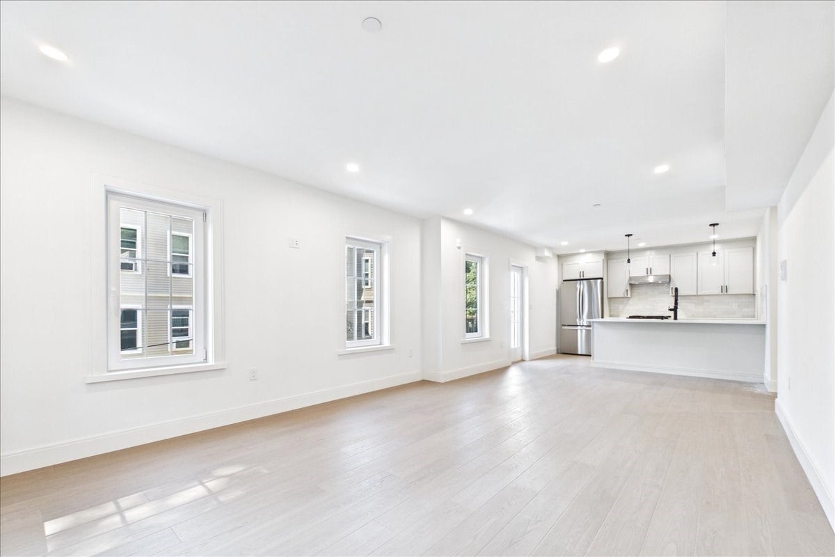 305 Chestnut Ave #5, Boston, MA Photo #4