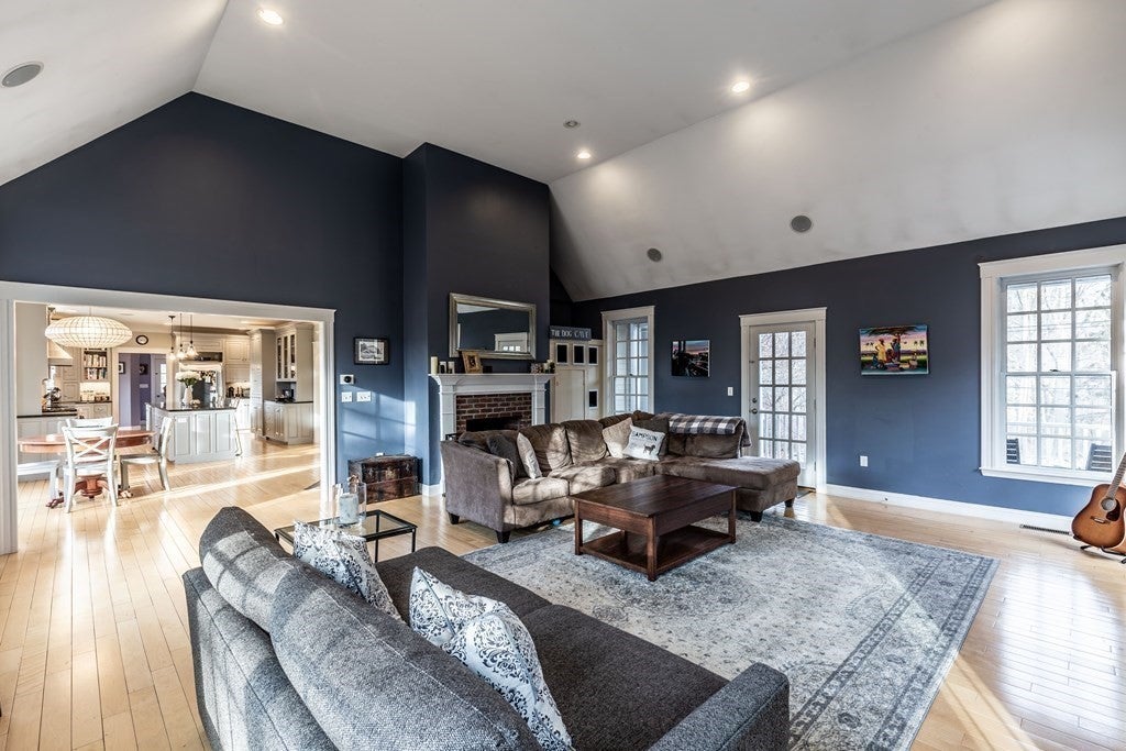875 Main St