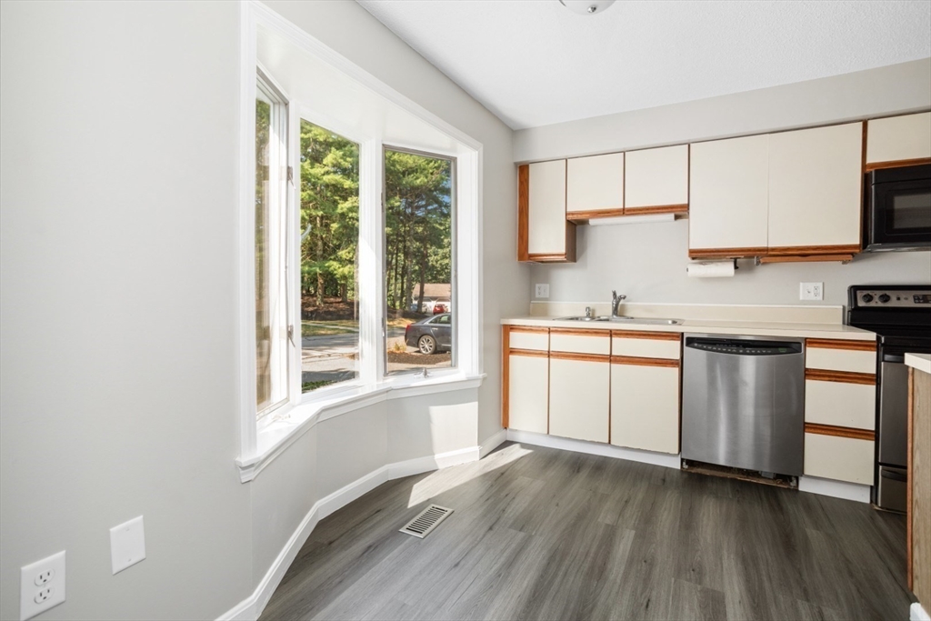 Peabody, Massachusetts 01960, United States, 2 Bedrooms Bedrooms, ,2 BathroomsBathrooms,Residential,Active,191200