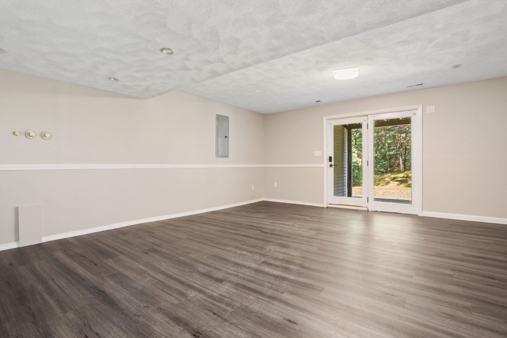 Peabody, Massachusetts 01960, United States, 2 Bedrooms Bedrooms, ,2 BathroomsBathrooms,Residential,Active,191200