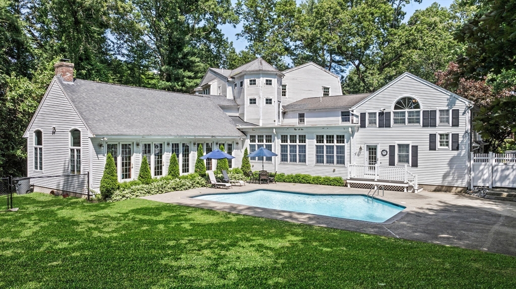 38 Lincoln Circle East