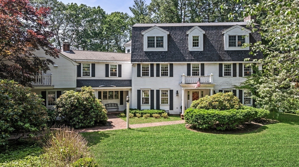 38 Lincoln Circle East