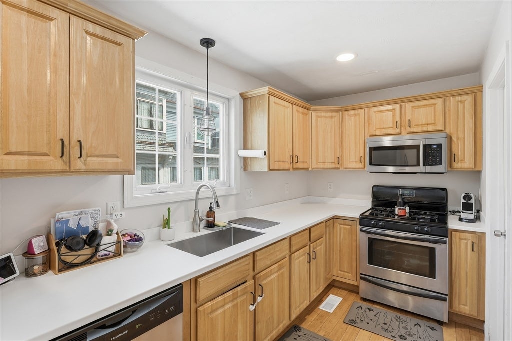 125 Mt Vernon St #D, Lowell, MA, 125 Mt Vernon St #D, Lowell, MA Photo #6
