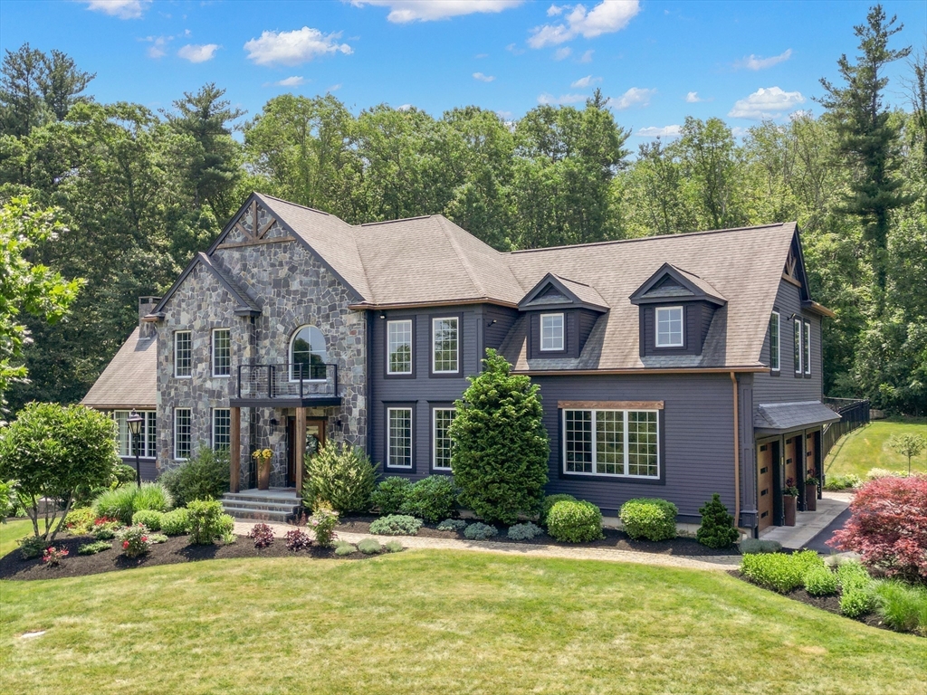 4 Crescent Meadow Ln