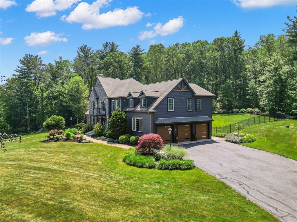 4 Crescent Meadow Ln