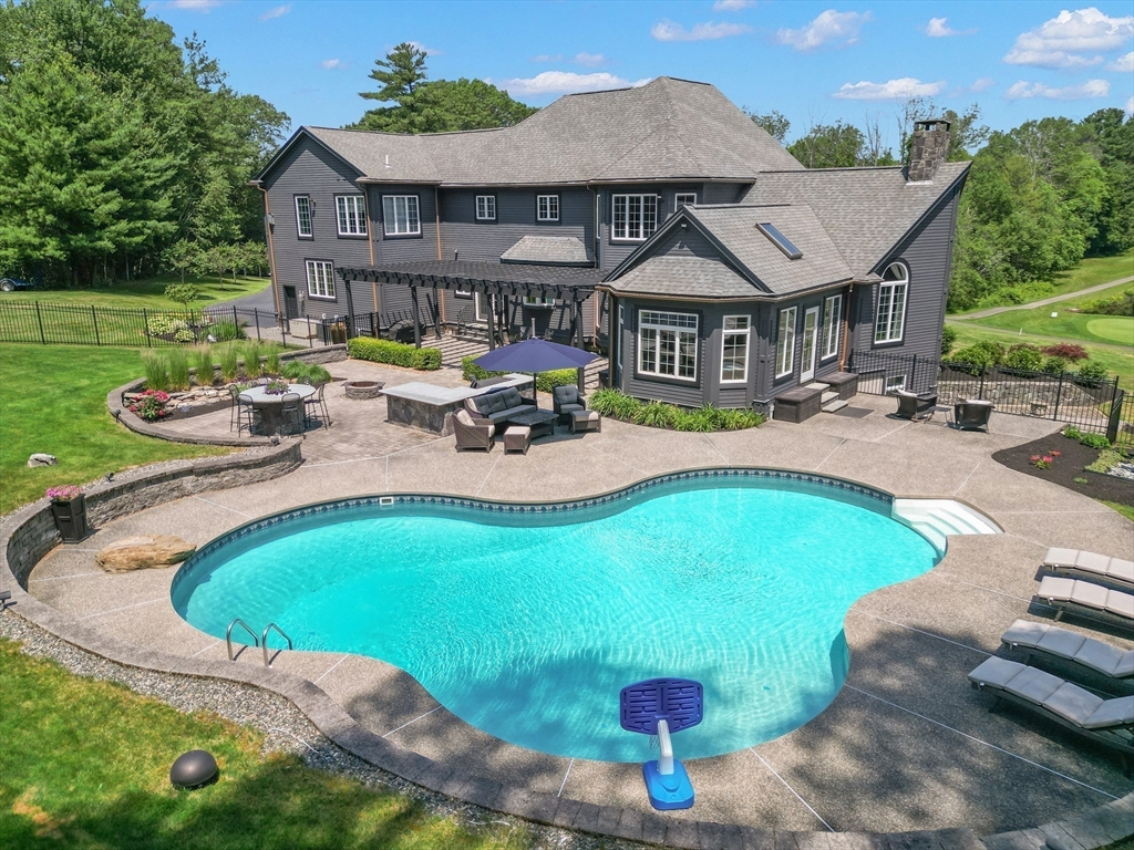 4 Crescent Meadow Ln