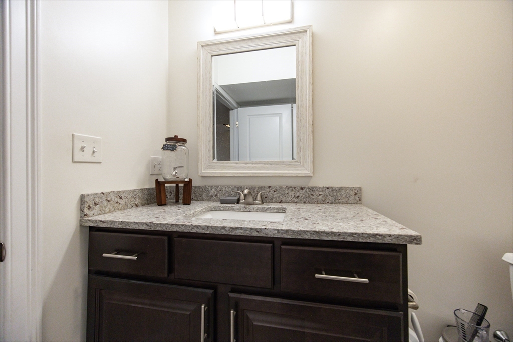 Seekonk, Massachusetts 02771, United States, 3 Bedrooms Bedrooms, ,4 BathroomsBathrooms,Residential,Pending,230861