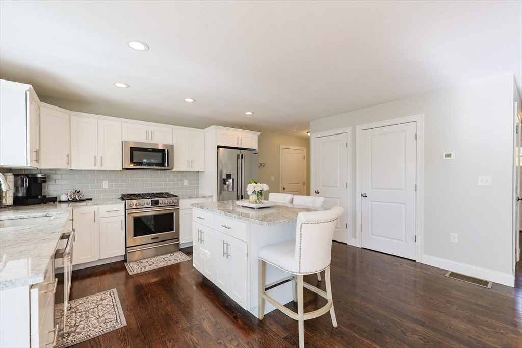 Seekonk, Massachusetts 02771, United States, 3 Bedrooms Bedrooms, ,4 BathroomsBathrooms,Residential,Pending,230861